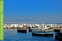 Capri - Ein herrlicher Ausblick auf die Faraglioni-Klippen und  den Scoglio delle Sirene (Sirenenfelsen)